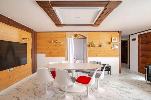 Jung-gu House | 5BR Family House, Myeongdong 7 minutes, Gwanghwamun 10 minutes, Namsan view, Patio