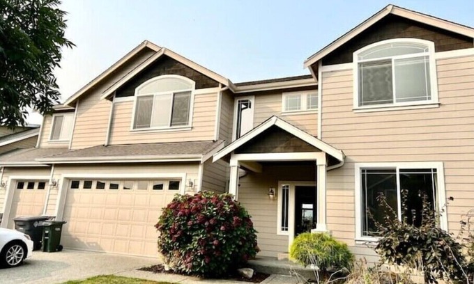 Sumner House | 5BR home, fire place, & plenty of space! 14 guestsnn