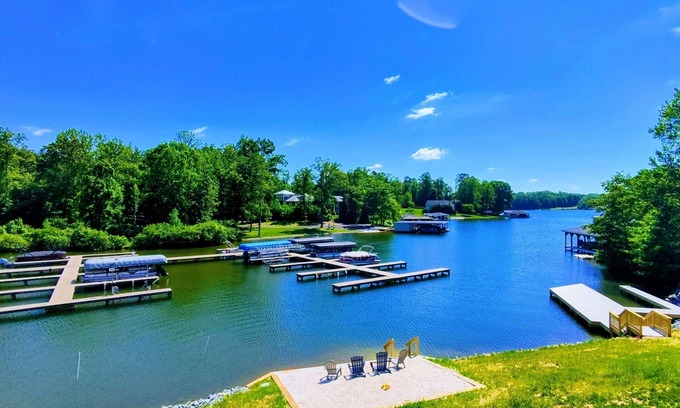 Mineral House | 5BR Lakefront Lake Anna, Pool, Boat Dock, Hot Tub, Beach
