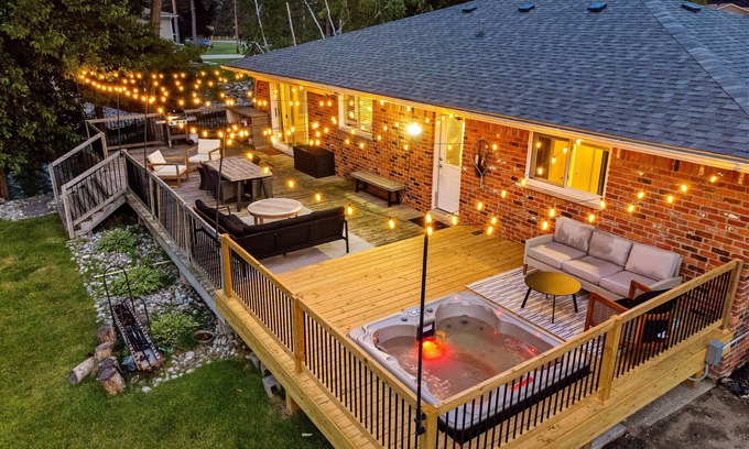Drayton Plains House | 5BR Lakehouse near Pine Knob with Jacuzzi!