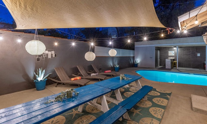 NoHo Arts District House | 5BR NoHo Fun in the Sun! Pool, Cabana & BBQ!