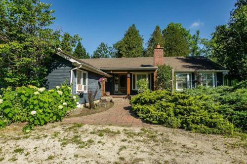 Mono House | 5BR Riverfront Retreat w Firetable BBQ and Deck
