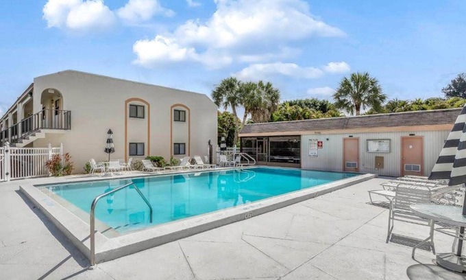 Iona Condo | 5Mi to Beach! Pool Quiet Unit Tennis Lanai Laundry Parking #MISSION DESTINATIONS