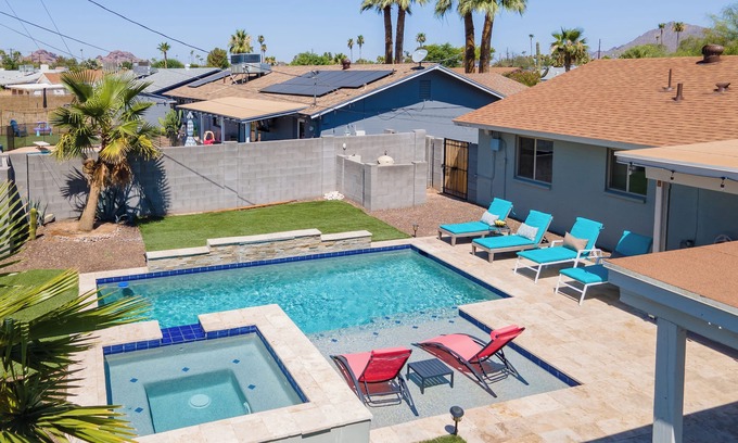 Cox Heights House | 5mins to Old Town! Heated Pool & Spa, Fire pit & Outdoor TV!