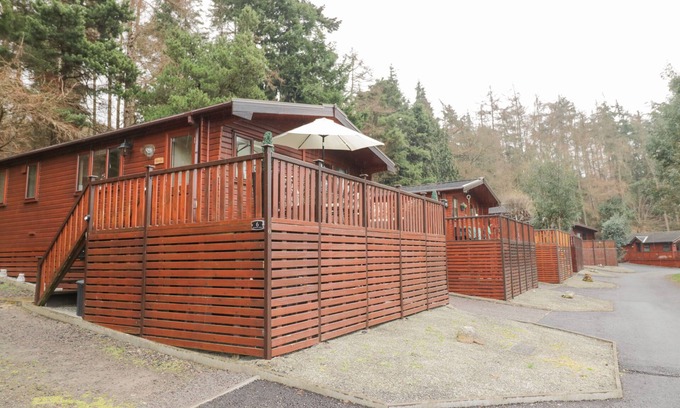 Bridgnorth Cottage | 6 ASTBURY FALLS, luxury holiday cottage, with a garden in Bridgnorth