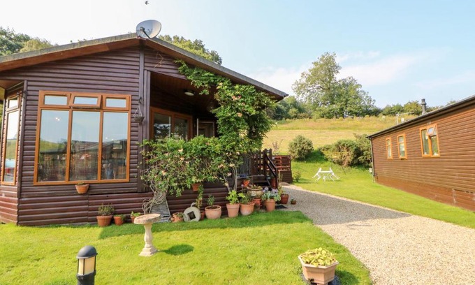 Tunstall House | 6 Badgers Retreat