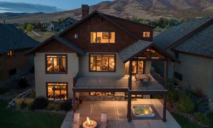 Eden House | 6 Bdr! 4 are King, hot tub, fire pit! BEST view!