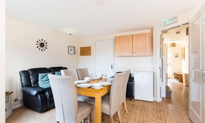 Wolverhampton House | 6 bed house with free secure parking & 3 bathrooms