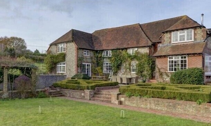 Upper Beeding House | 6 bed rural property with pool & tennis court