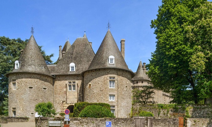 Saint-Sornin-Lavolps House | 6 bedroom accommodation in Arnac-Pompadour