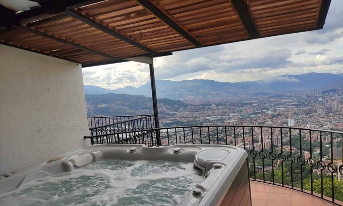 Envigado Villa | 6 Bedroom Villa, Heated Pool, GYM, Stunning City View, BACHELOR PARTY FRIENDLY.