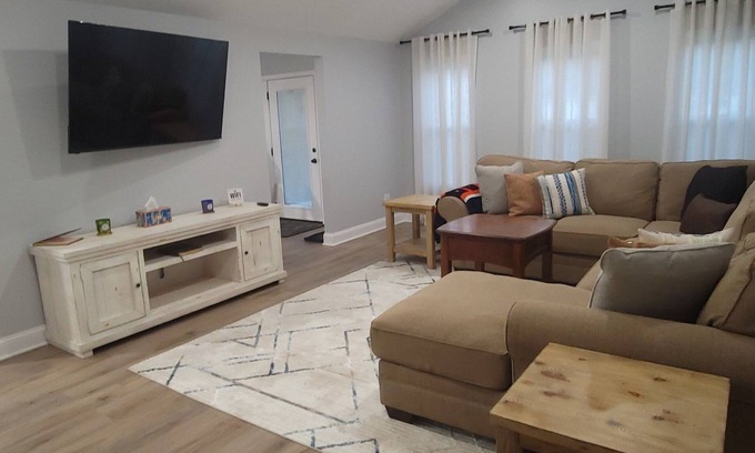 Joliet House | 6 bedrooms! Pool Table, Gaming Area, Firepit & More