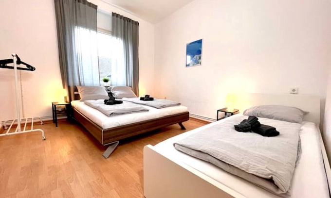 Hagen Apartment | 6 beds with double bed, 4min to the A45, balcony, central Hagen Süd, free parking