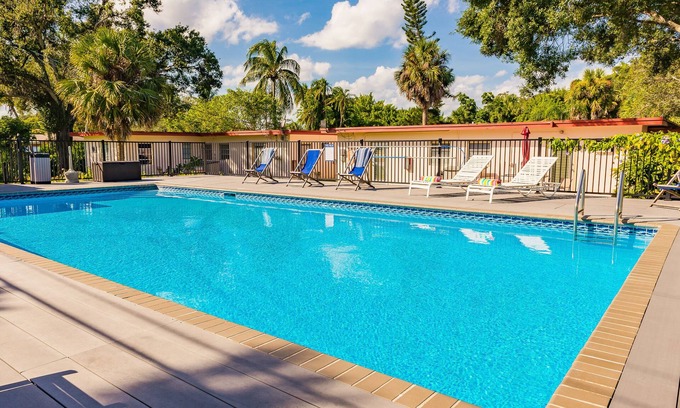 Edgewood Apartment | #6 Heated Pool, Private Patio & Grill, 1BR+sunroom