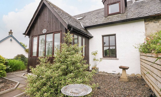 Arisaig Cottage | 6 LOWLANDS, pet friendly, country holiday cottage in Arisaig