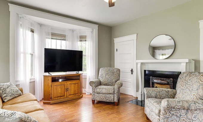 Petersburg House | 6 Mi to Rabbit Hash: Rural Home w/2 Porches