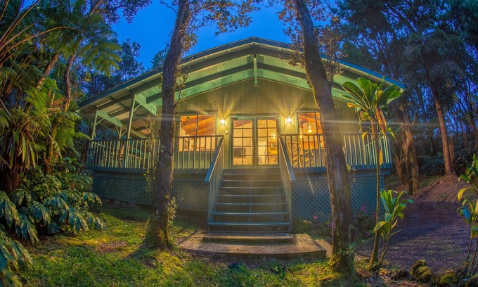 Volcano House | 6 mins from Nat'l Park! Enjoy the sound of rain & birds in a peaceful retreat.