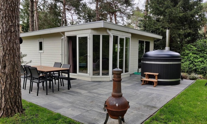 Beekbergen-Zuid House | 6 pers. chalet with 3 bedrooms and terrace with hot tub