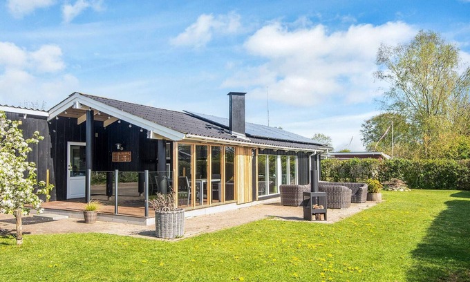 Grønninghoved Strand House | 6 person holiday home in Sjølund