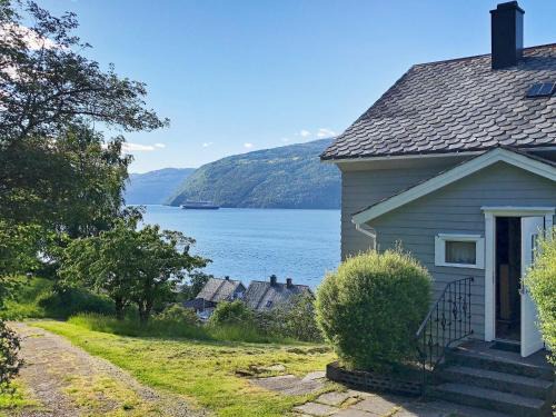 Stryn House | 6 person holiday home in Utvik