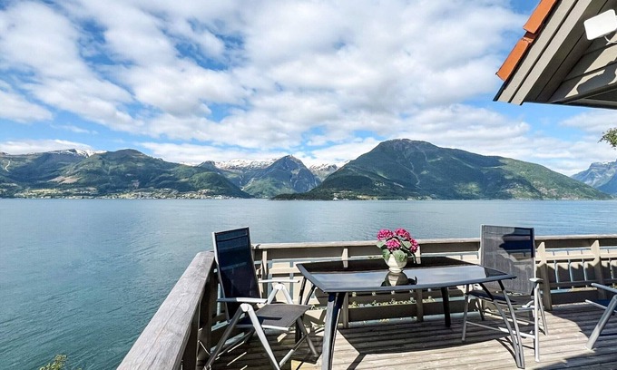 Leikanger House | 6 person holiday home in Leikanger