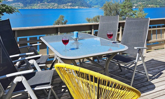 Leikanger House | 6 person holiday home in Leikanger