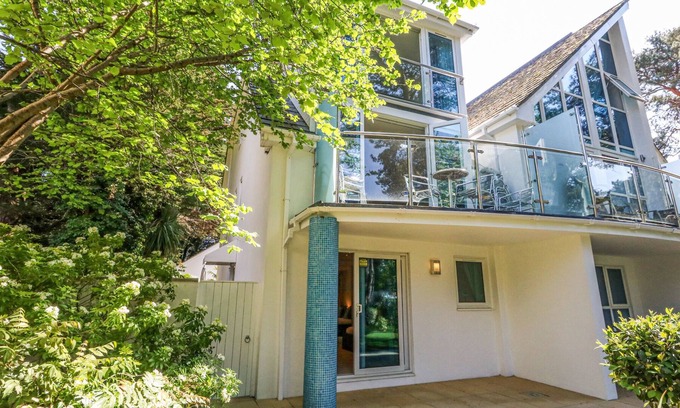 Poole Cottage | 6 RED SAILS, family friendly, luxury holiday cottage in Sandbanks