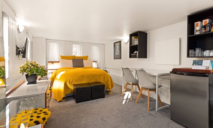 Bluff Hill Apartment | "66" Private Studio on Bluff Hill