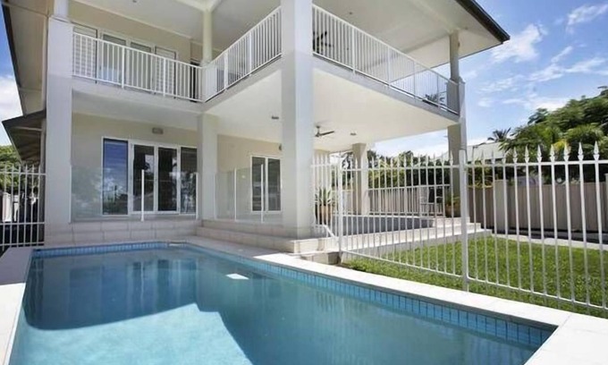 Holloways Beach House | 67Casuarina Beach House - Beach Front