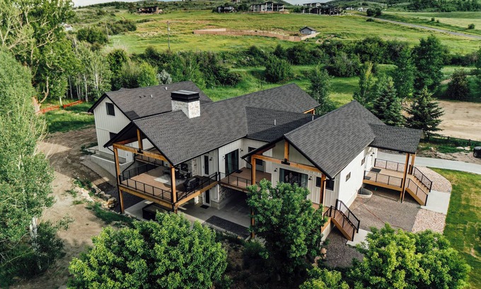 Huntsville House | 6b,6b, King beds, Gym, Hot Tub, Game Room, Gazebo, Peaceful