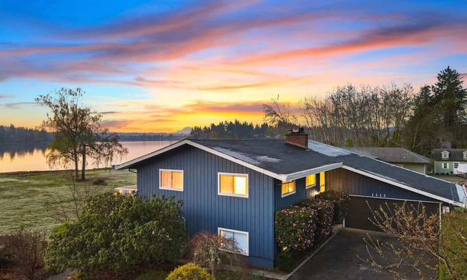 Bremerton House | 6B4B Oceanfront with Mt. Rainier Views @Bremerton