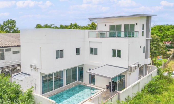 San Kamphaeng Villa | 6BR Pool Villa w/Karaoke and Pool Table near Golf