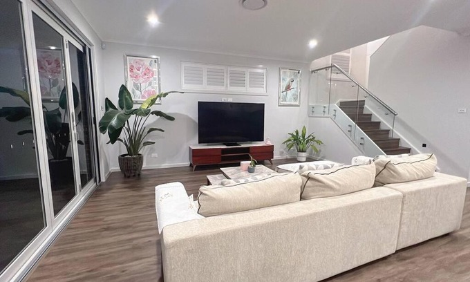 Dunmore House | 7 Aurora Ave Dunmore