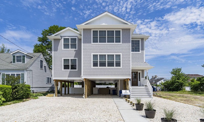 Point Pleasant Beach House | 7 Bed/4 Bath, Salt Water Pool, Walk to beach/boardwalk