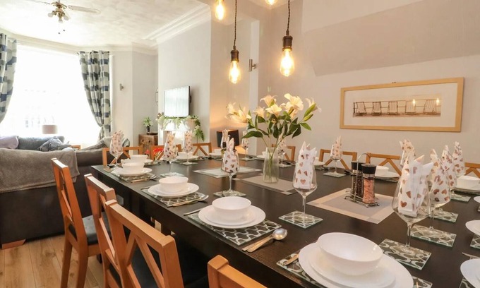 South Shore House | 7-Bed Beachside Retreat - Free Parking & Pets!