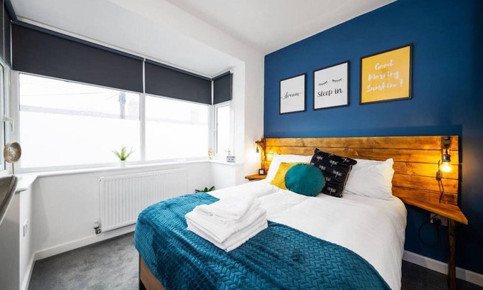 Coventry House | 7 bed house| Sleeps 14 | ENSUITE |Free HS WIFI | TVs in rooms | CITY CENTRE | Inspire Homes