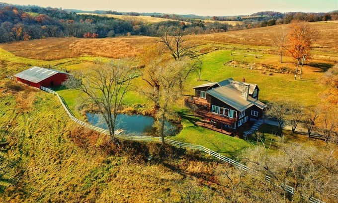 Decorah Cabin | 7 bedroom/3 bath Lodge on Canoe Creek in Decorah