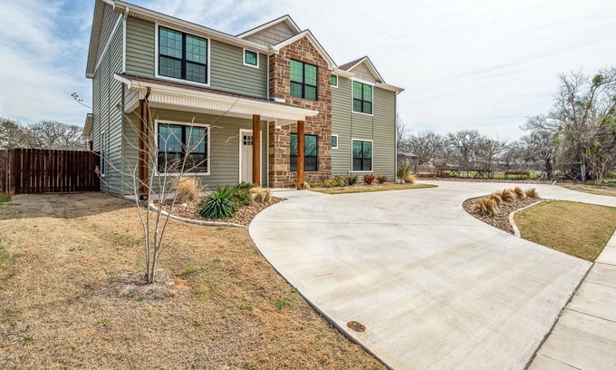 Stephenville Villa | 7 Bedroom 7.5 Bath Villa Perfect for Large Groups
