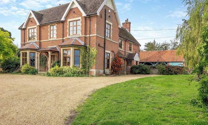 Bungay Cottage | 7 bedroom accommodation in Earsham