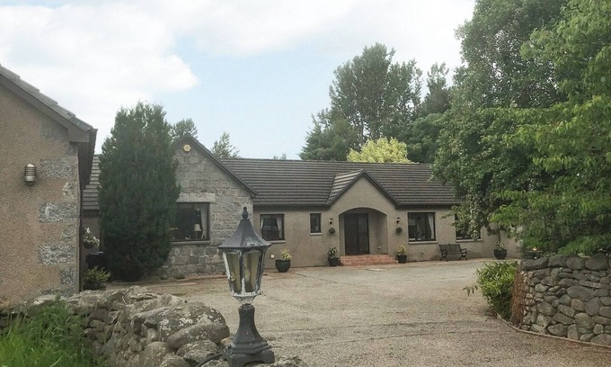 Alford Cottage | 7 bedroom accommodation in Alford, near Banchory