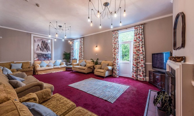 Christchurch House | 7 bedroom annexe to former farmhouse, family & pet friendly, with basement pub
