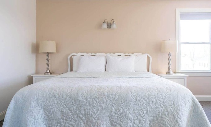 Newport East Hotel | #7 | Comfy Room w/King-bed