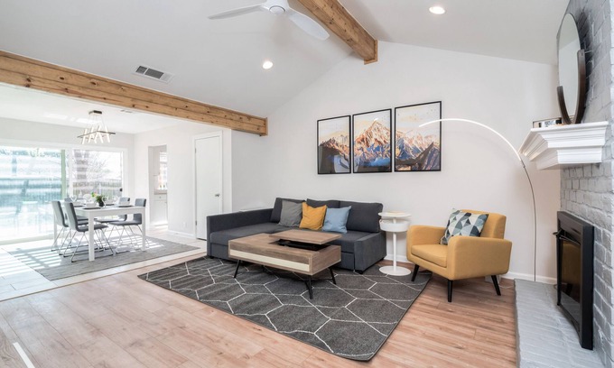 Carrell Oaks House | 7 mi to DT✔house in 3B/2B✔2 king beds ❄shaded patio❤️pet friendly& garage park