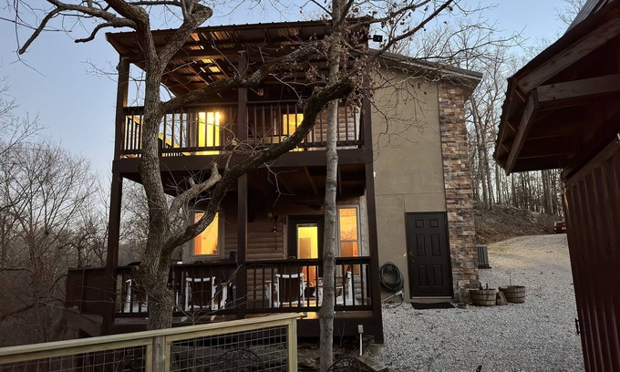 Bolivar House | 7 Min. to Downtown Bolivar- River Frontage-Remote & Relaxing, Kayaks & Hot Tub