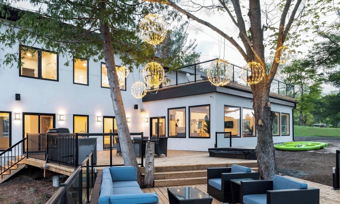 Foley House | 710 Oastler Lake Summ