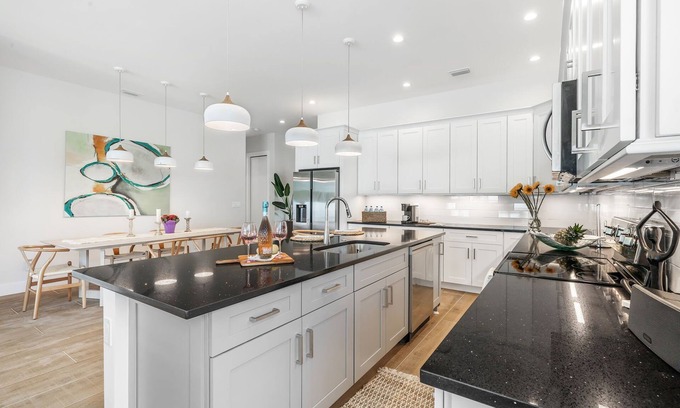 Naples Park House | 789 Charming Beach-Villa w Large Heated Saltwater pool in marvelous Naples Park