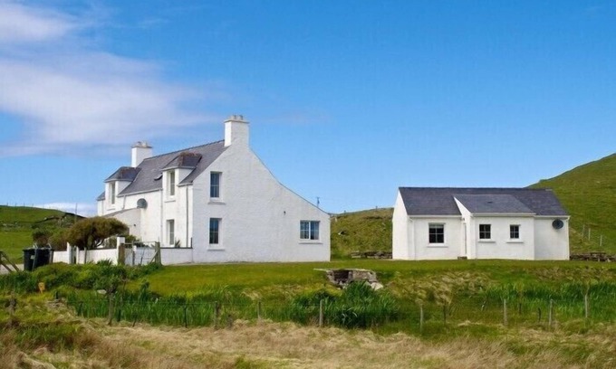Ardroil Cottage | 7A ARDROIL, pet friendly, with open fire in Uig Isle Of Lewis
