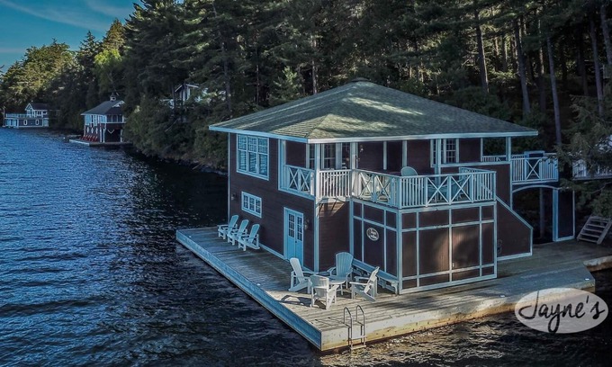 Muskoka Lakes Cottage | 7Bed, 5Bath Cottage + 2Bed/1Bath Boat House on Lake Joseph!