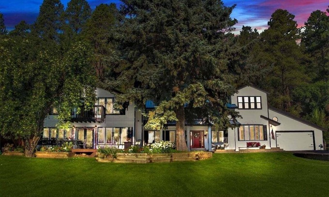 Trimble House | 7BR Luxury with Amazing Amenities, Hot Tub, Pool Table, Yard, Close to Town/Ski