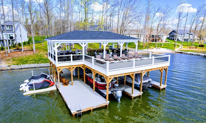Mineral House | 7BR Private Paradise 2 Story Dock, Beach, Hot Tub